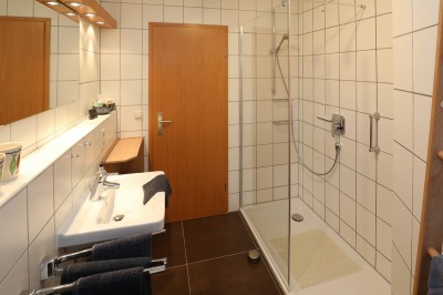 Fewo - Badezimmer mit begehbarer Dusche