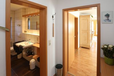 Dieleneingang mit Blick ins Badezimmer und Wohnbereich